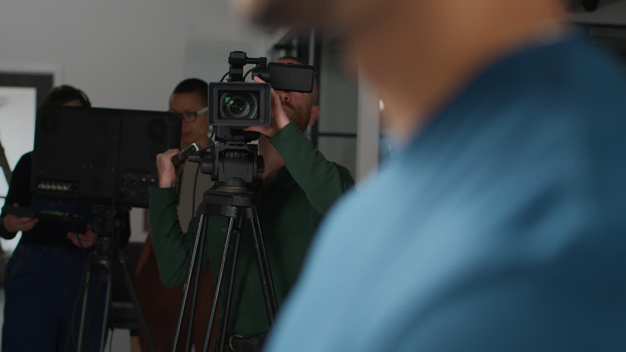 무대 뒤: 스튜디오에서 장면을 촬영하는 영화 제작진