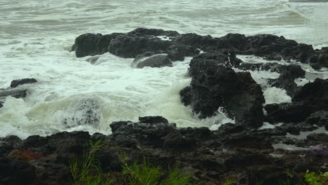 Ola-Del-Mar-Chapoteando-Sobre-Una-Roca-De-Costo