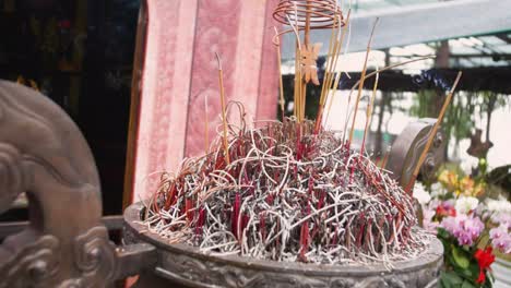 vapores aromáticos de la quema de varitas de incienso frente a un altar en el templo budista en tam coc, vietnam