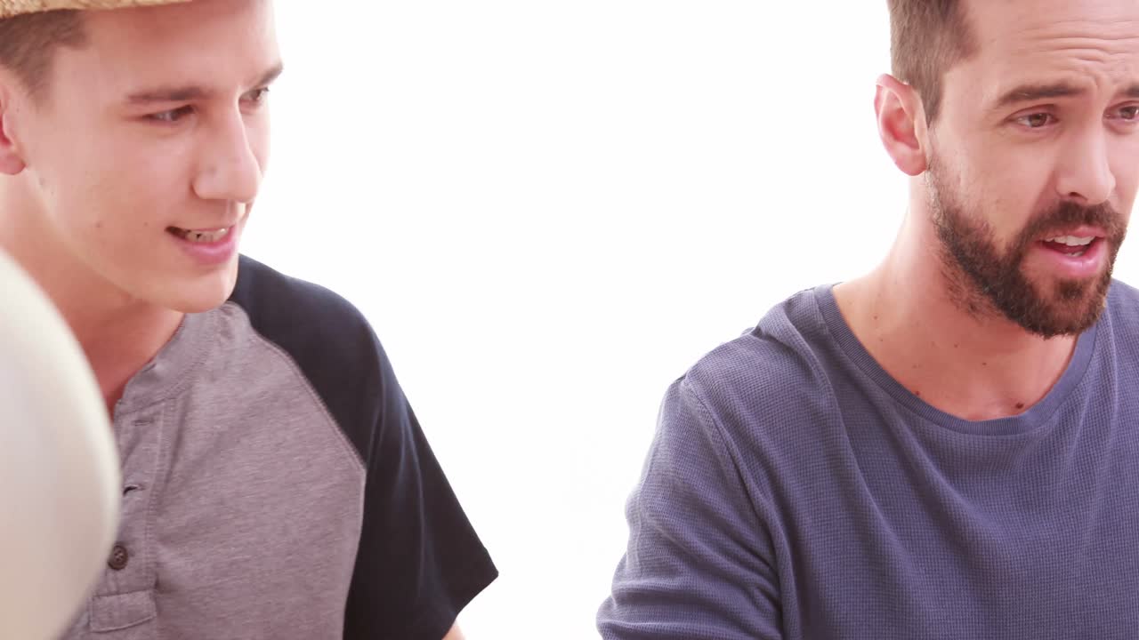 컴퓨터를 사용하는 남자