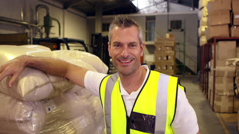 Warehouse-worker-packing-up-a-palette