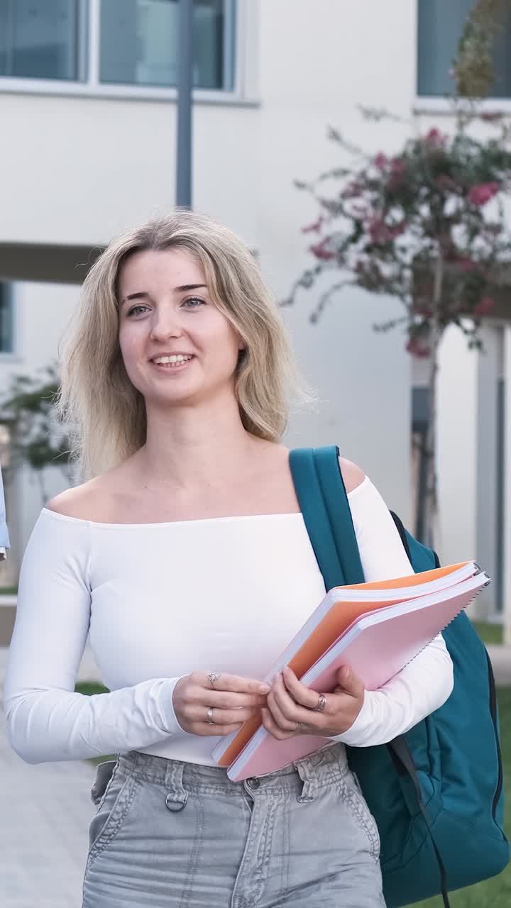 Studente felice che passeggia nel campus in una giornata di sole