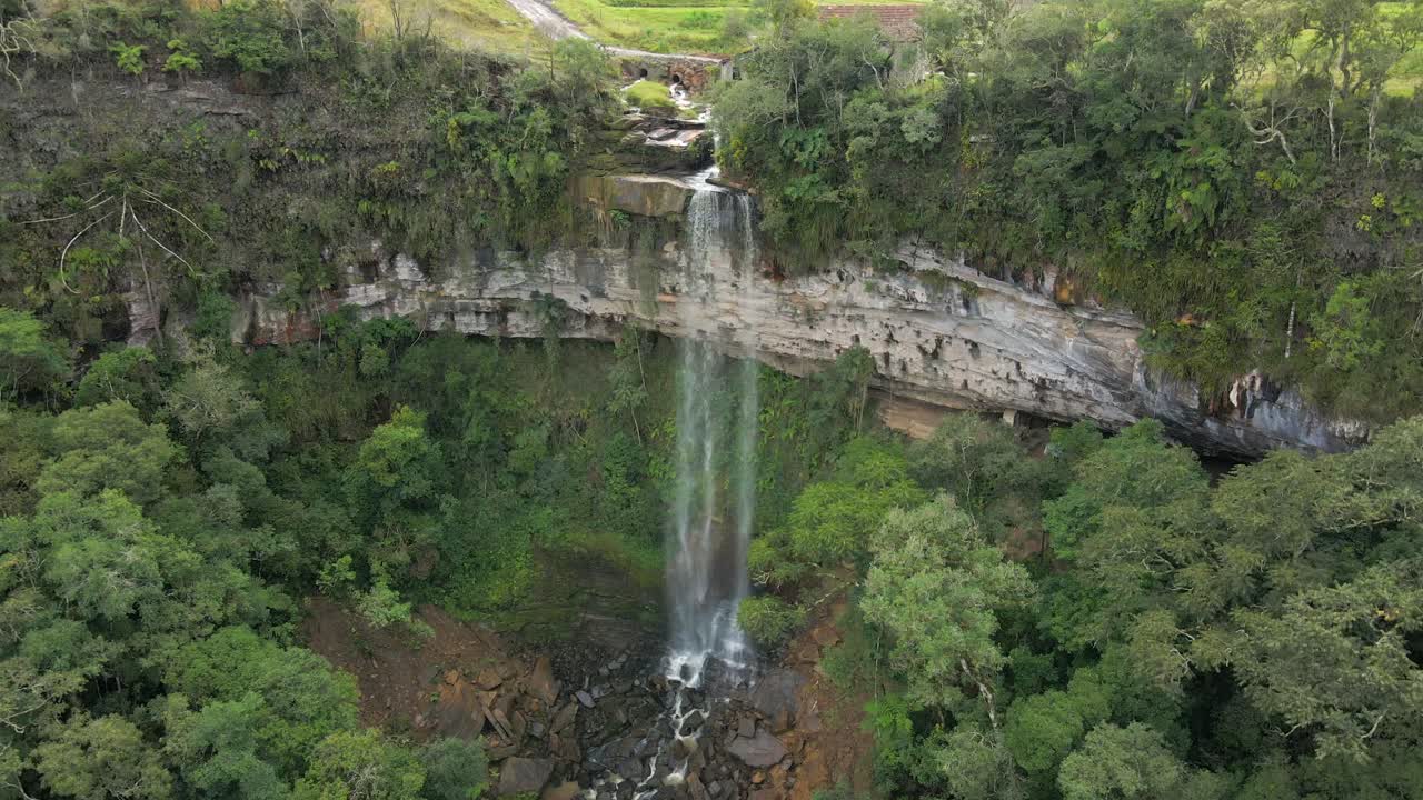 페루 북부 아마조나스 지역의 빌라 폭포의 드론 촬영