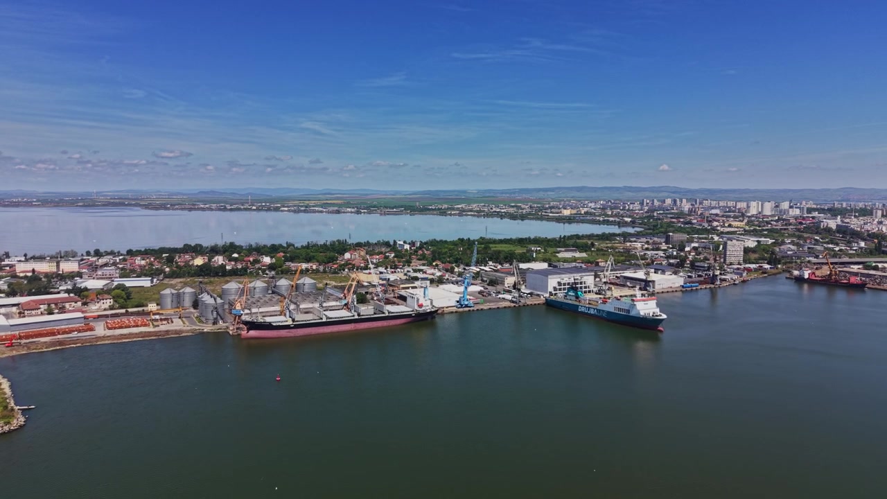 Navi ormeggiate in porto durante una giornata limpida in un'area industriale