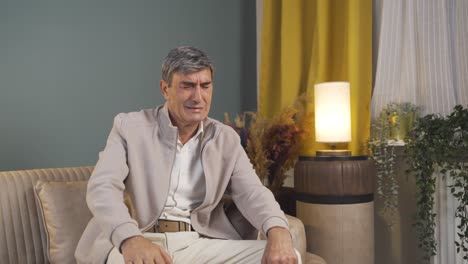el anciano llorando.
