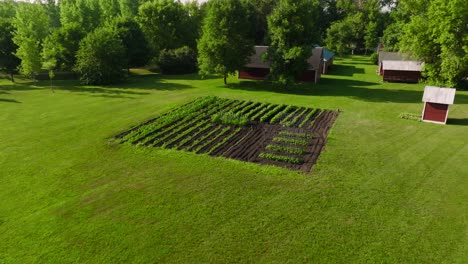 Empuje-Una-Toma-Aérea-De-Un-Dron-De-Un-Jardín-En-Medio-De-Un-Patio-En-Una-Granja