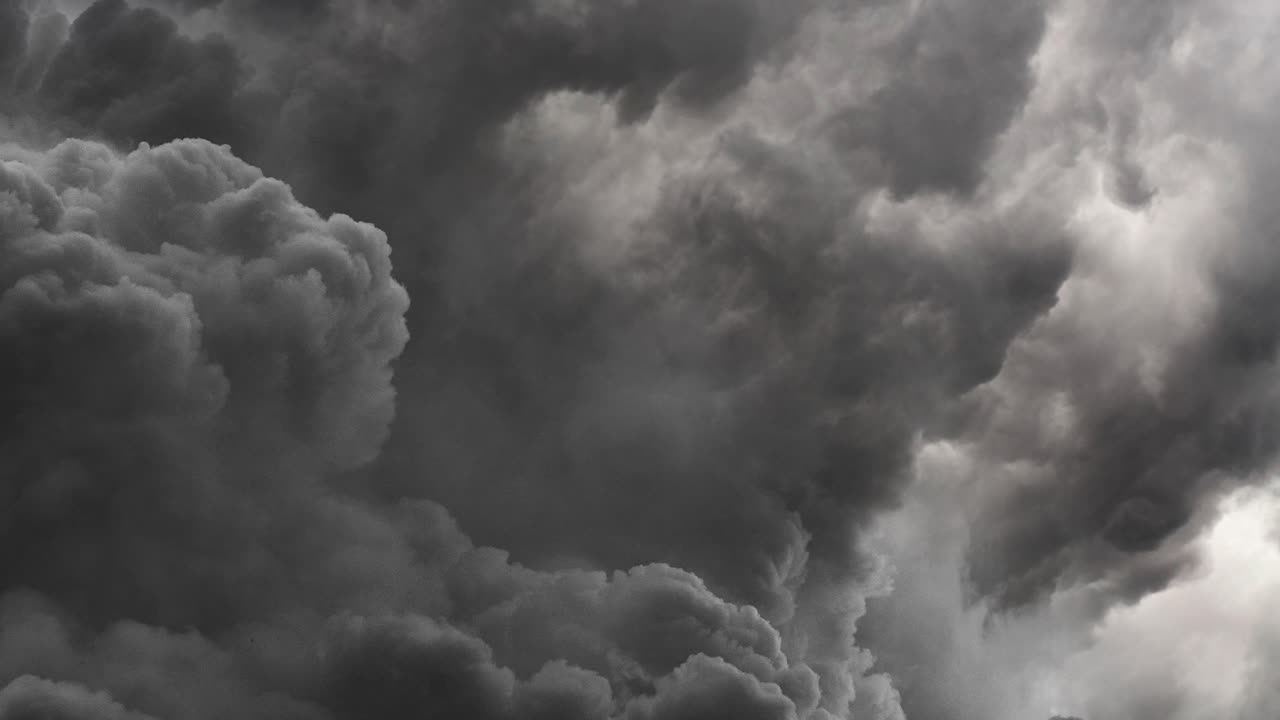 회색 번개와 움직이는 구름의 전망