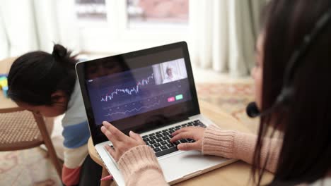 madre comerciante estudiando el mercado de valores en la lección de transmisión con su hijo en casa - concepto de análisis de blockchain