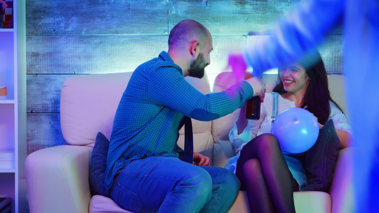 Gutaussehender junger Mann, der ein schönes Mädchen zum Lachen bringt.