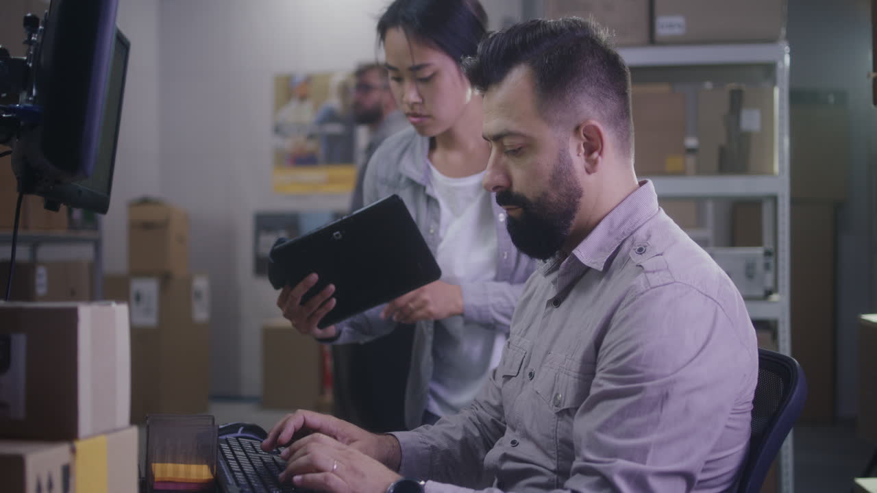 equipo de almacén que trabaja en la gestión de inventarios