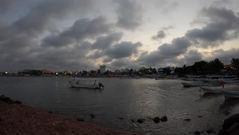 Zeitraffer-Eines-Sonnenuntergangs-In-Veracruz,-Mexiko,-Der-Den-Strand-Von-Villa-Del-Mar-Und-Das-Aquarium-In-Der-Nähe-Zeigt
