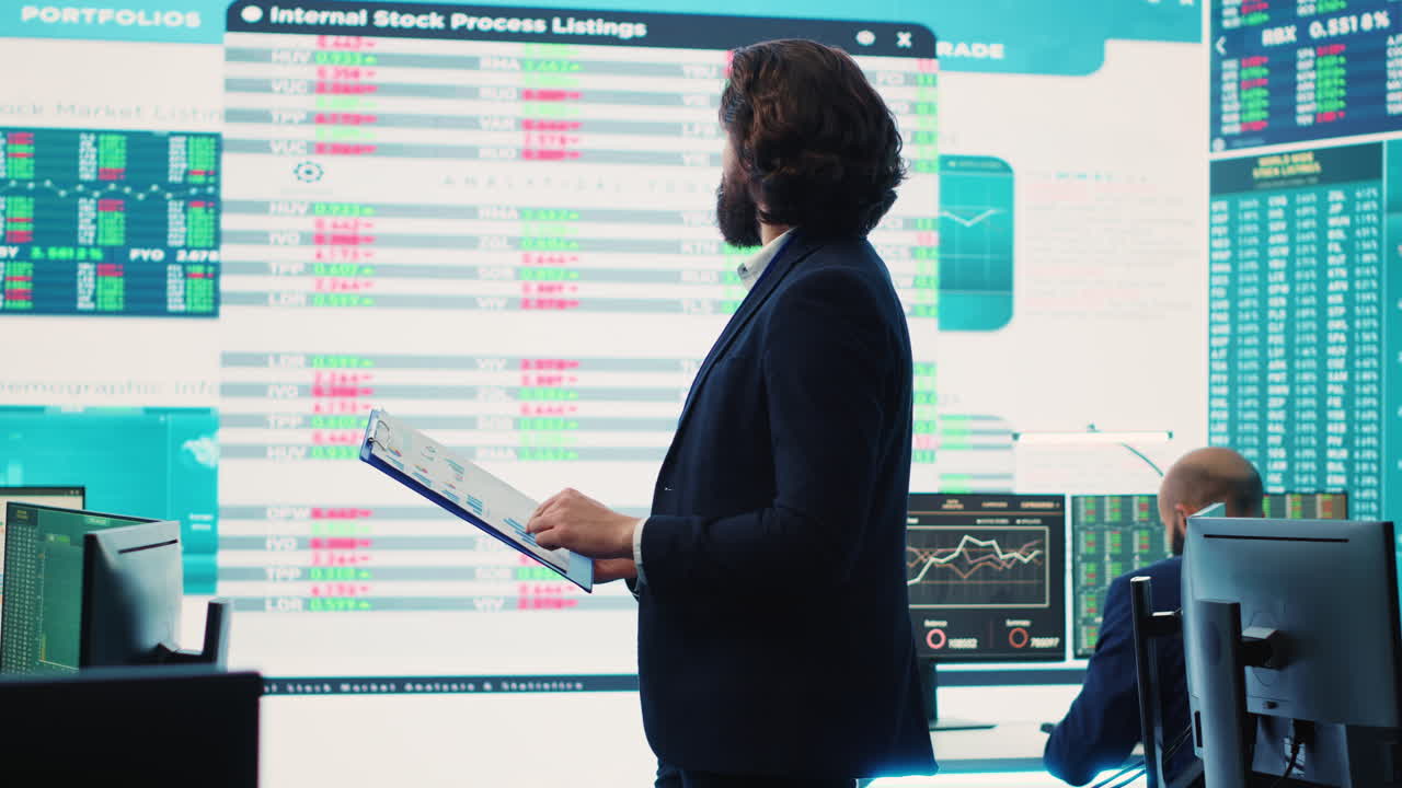 el director ejecutivo revisa los datos mostrados en la gran pantalla en la oficina