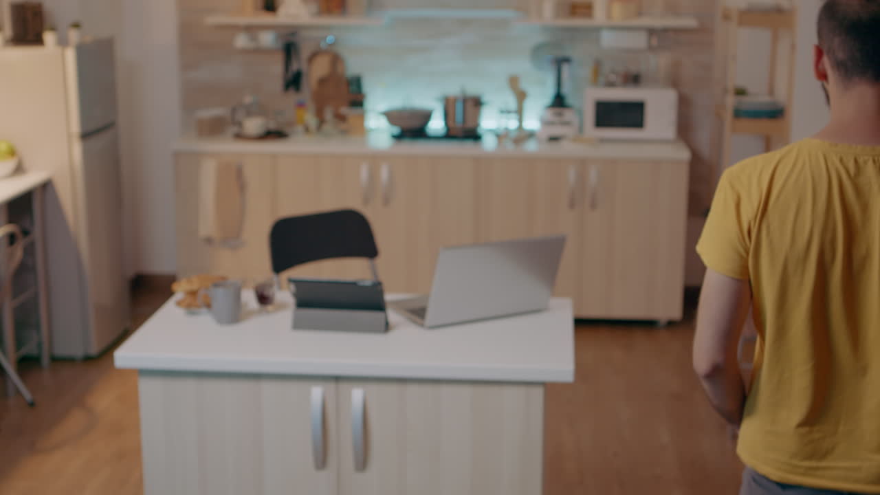 전구를 켜기 위해 음성 활성화 응용 프로그램을 사용하는 사람의 클로즈업