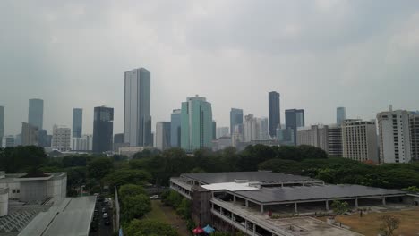 impresionantes imágenes aéreas 4k y a nivel de la calle del horizonte urbano de jakarta, filmadas con una sony fx6