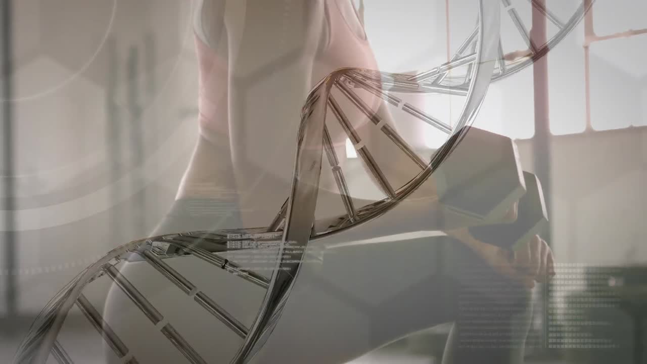 체육관에서 덤벨로 운동하는 건강한 여성의 중간 섹션에 대한 의료 데이터 처리