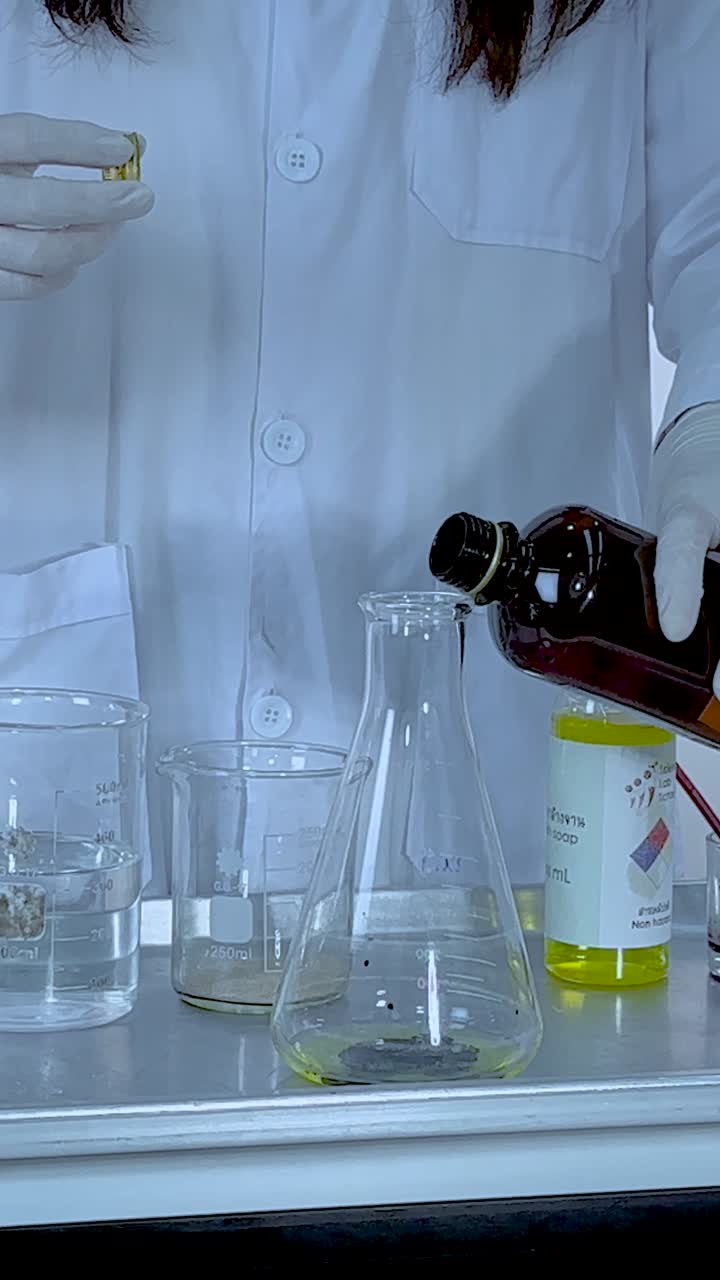 demostrando la descomposición del peróxido de hidrógeno con un catalizador