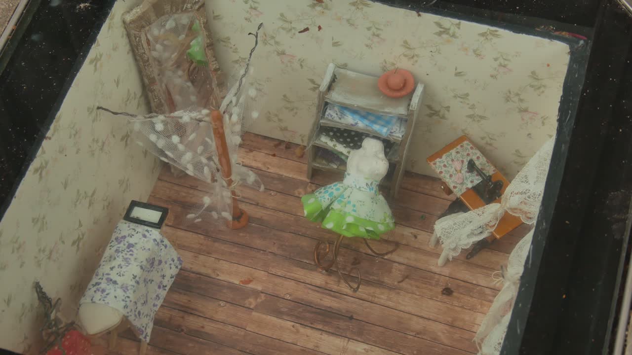 보행자 보도 경로의 포장 도로에 유리 아래 통합된 축소된 재단사 재단실