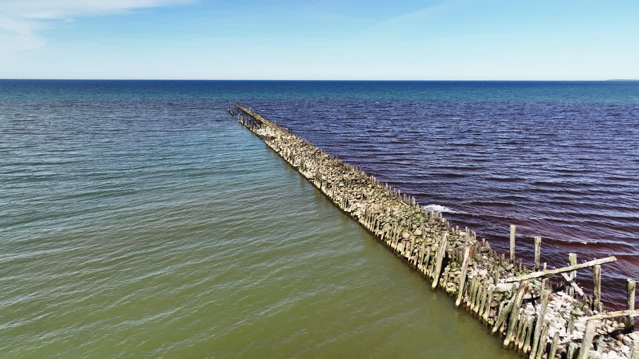 los restos del viejo puente de piedra y madera, que fue construido en el mar báltico, en la playa de la ciudad de sventoji.