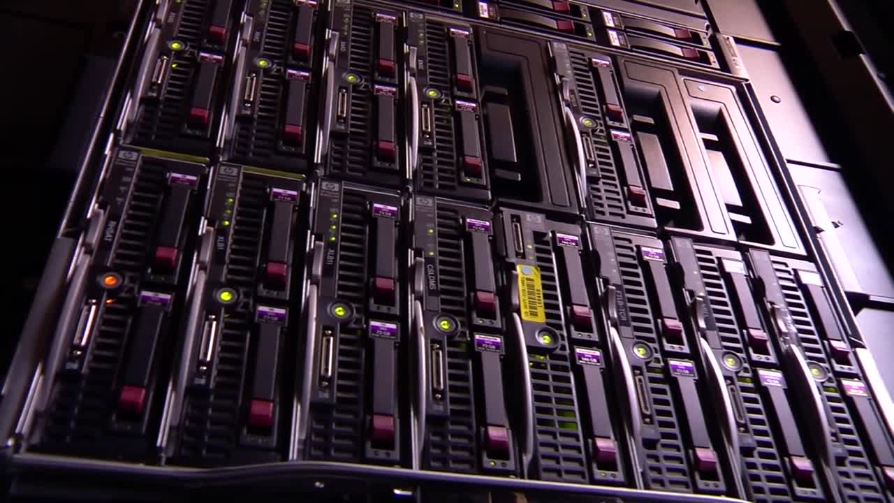 el interior de un centro de procesamiento de datos 3