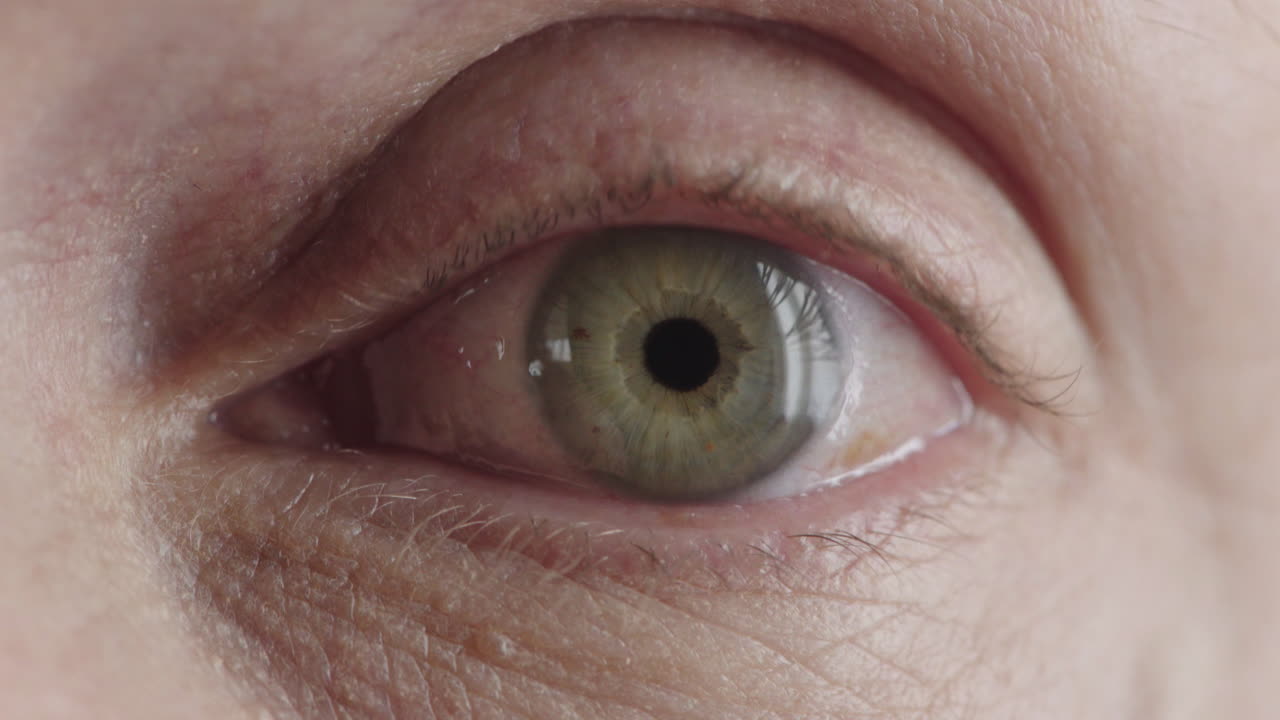 hombre de cerca ojo verde apertura mirando asustado conmocionado emoción miedo sorpresa