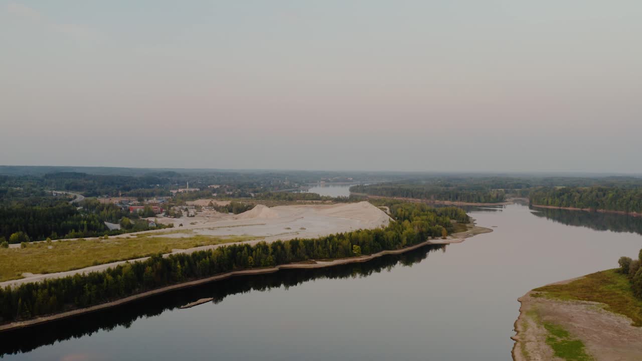 Vista aerea di una cava di sabbia lungo un fiume