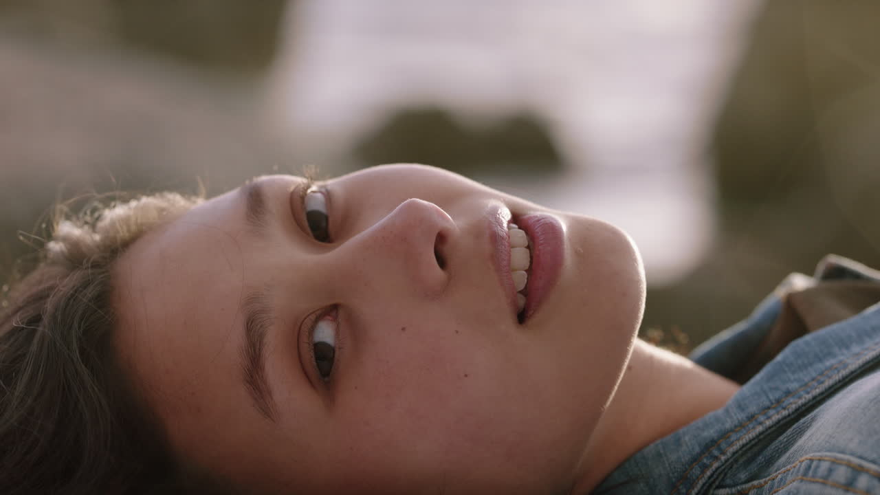 retrato de una hermosa mujer asiática acostada en la playa al atardecer sintiéndose relajada disfrutando de una contemplación pacífica relajándose explorando un estilo de vida despreocupado