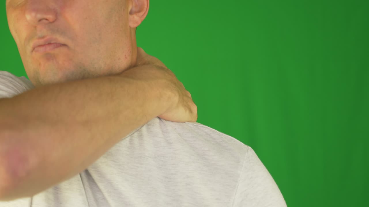 목과 어깨를 손으로 마사지하는 남자 극단적인 근접 전면 뷰 잠겨진