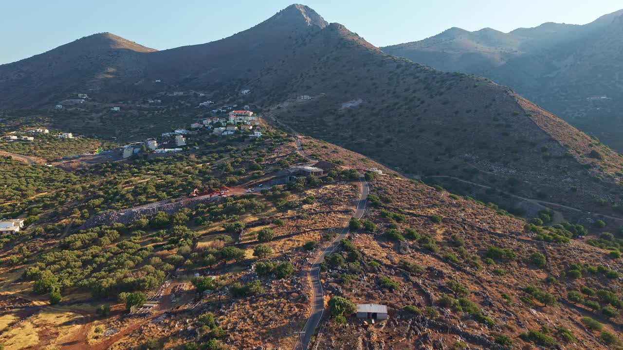 Vista aerea con drone del Monte Oxa e della città di Elounda a Creta durante l'ora d'oro.
