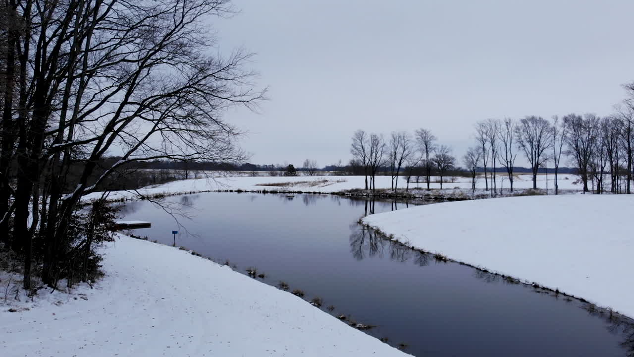 신선한 눈이 있는 연못
