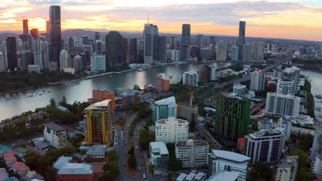 fly over southern suburbs of kangaroo point with heavy traffic during peak hour in brisbane, qld australia