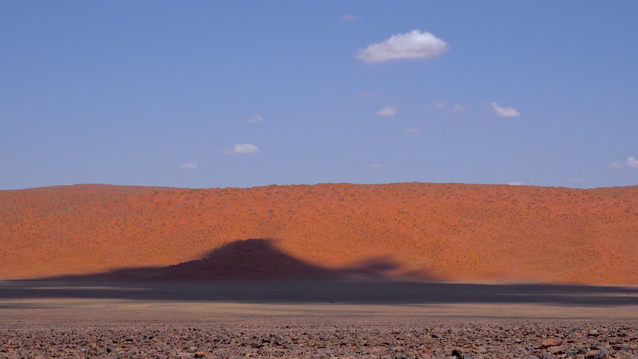 나미비아의 불모의 초원과 모래 언덕 위로 움직이는 구름의 시간 경과