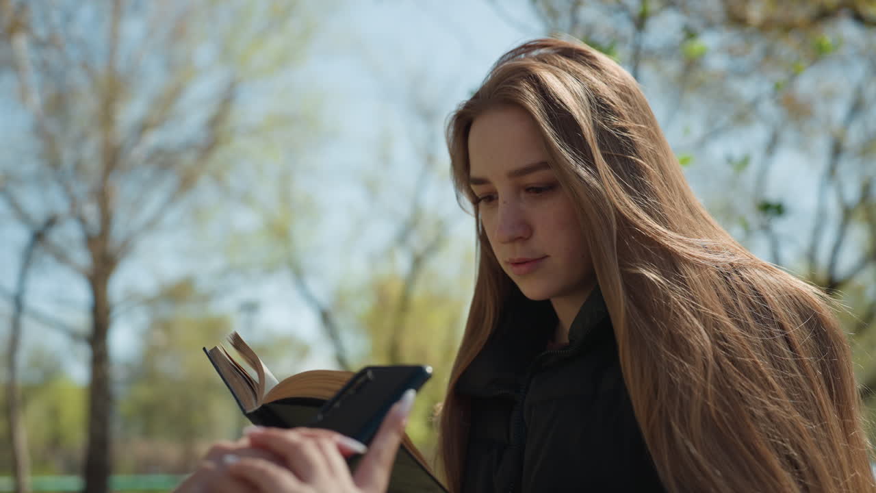 Человек, занимающийся учебой на открытом воздухе при солнечном свете, человек, занятый тихим чтением на открытом воздухе, молодой человек, погруженный в спокойную учебу на открытом воздухе, когда мягкий солнечный свет пробивается сквозь листья