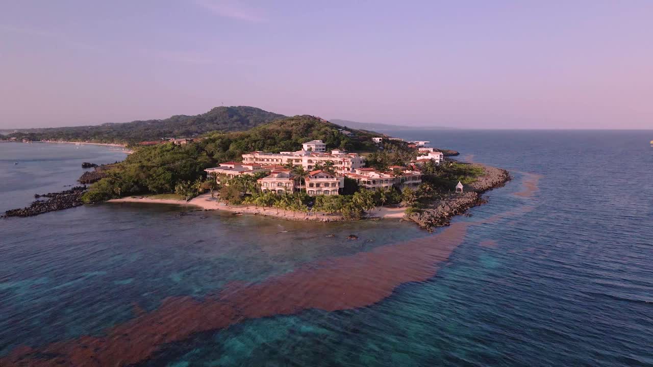 Isola di Roatan, vista aerea dal mare