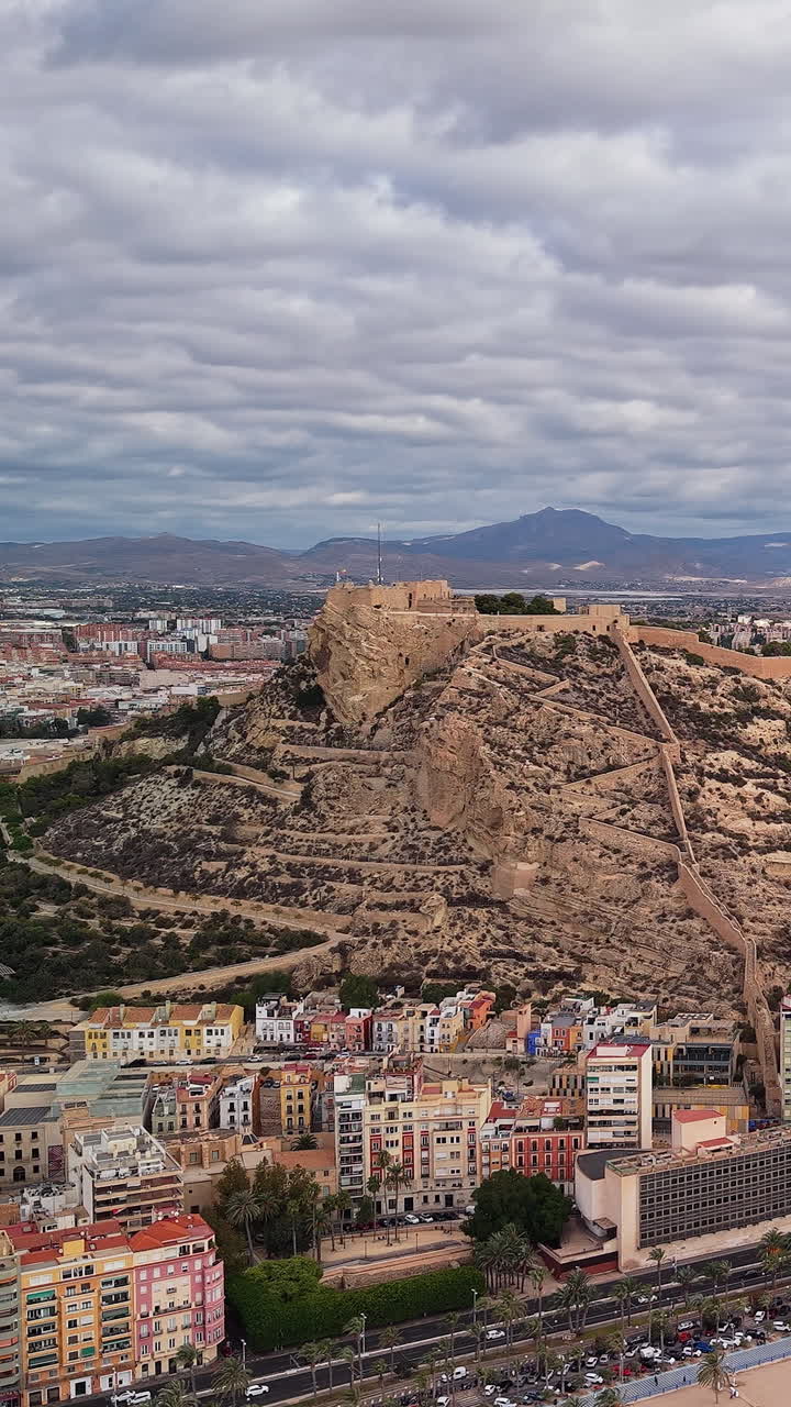 Vista aerea del Castello di Santa Barbara sopra la città di Alicante sulla Costa Blanca in Spagna