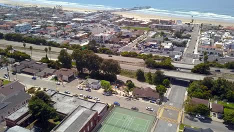 Highway-101-An-Der-Küste-Im-Hintergrund-Holzsteg-Fantastische-Luftaufnahme-Flugpanorama-Übersicht-Drohnenaufnahmen-Pismo-Beach-Kalifornien-2018