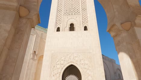 Vista-De-Las-Puertas-De-Entrada-Del-Minarete-Bajo-El-Arco-En-La-Mezquita-Hassan-II,-Casablanca