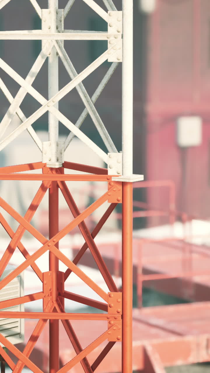 primer plano de una alta torre de radio roja y blanca