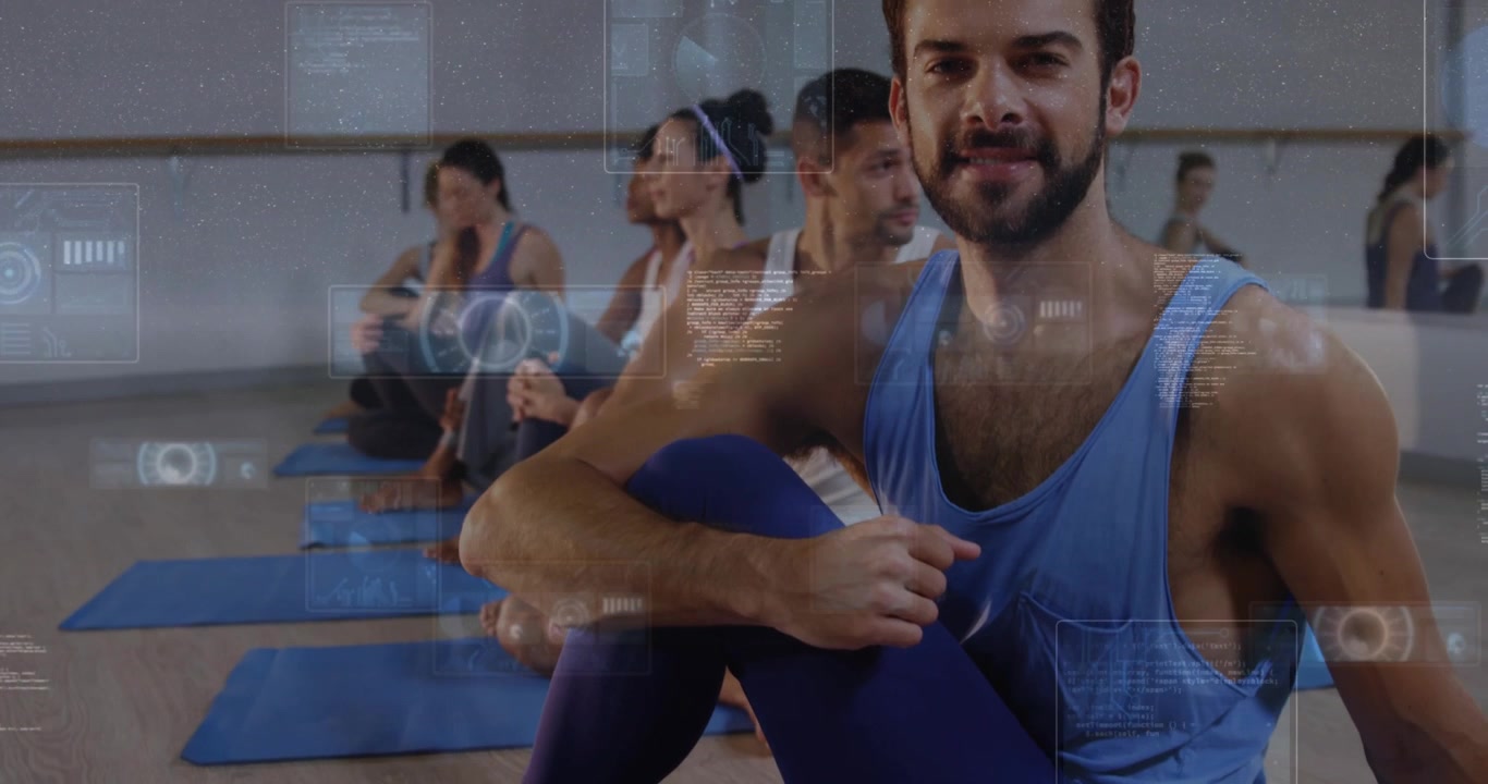 Câmera se aproximando, homem desviando o olhar e sorrindo em aula de yoga enquanto gráficos HUD destacam a postura