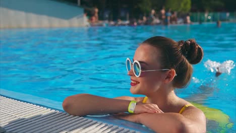 mujer relajándose en una piscina