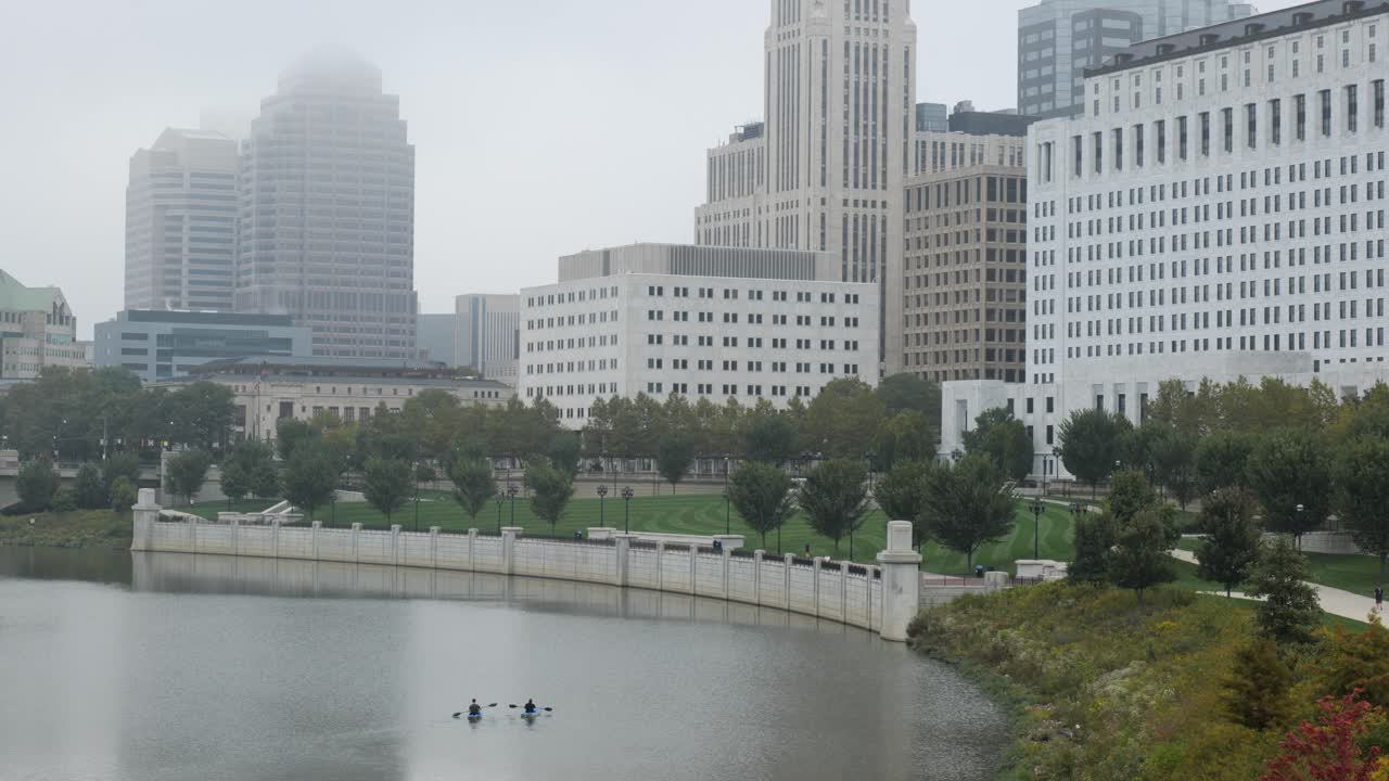 каякинг в центре колумбуса, огайо, по реке сциото в туманный день