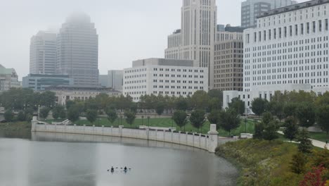 Kayaking-in-downtown-Columbus,-Ohio-on-the-Scioto-River-on-a-misty-day