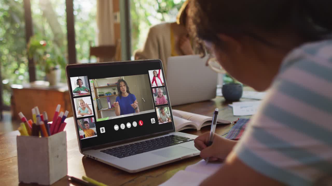 chica haciendo la tarea y teniendo una videoconferencia con el maestro y los compañeros de clase en la computadora portátil en casa