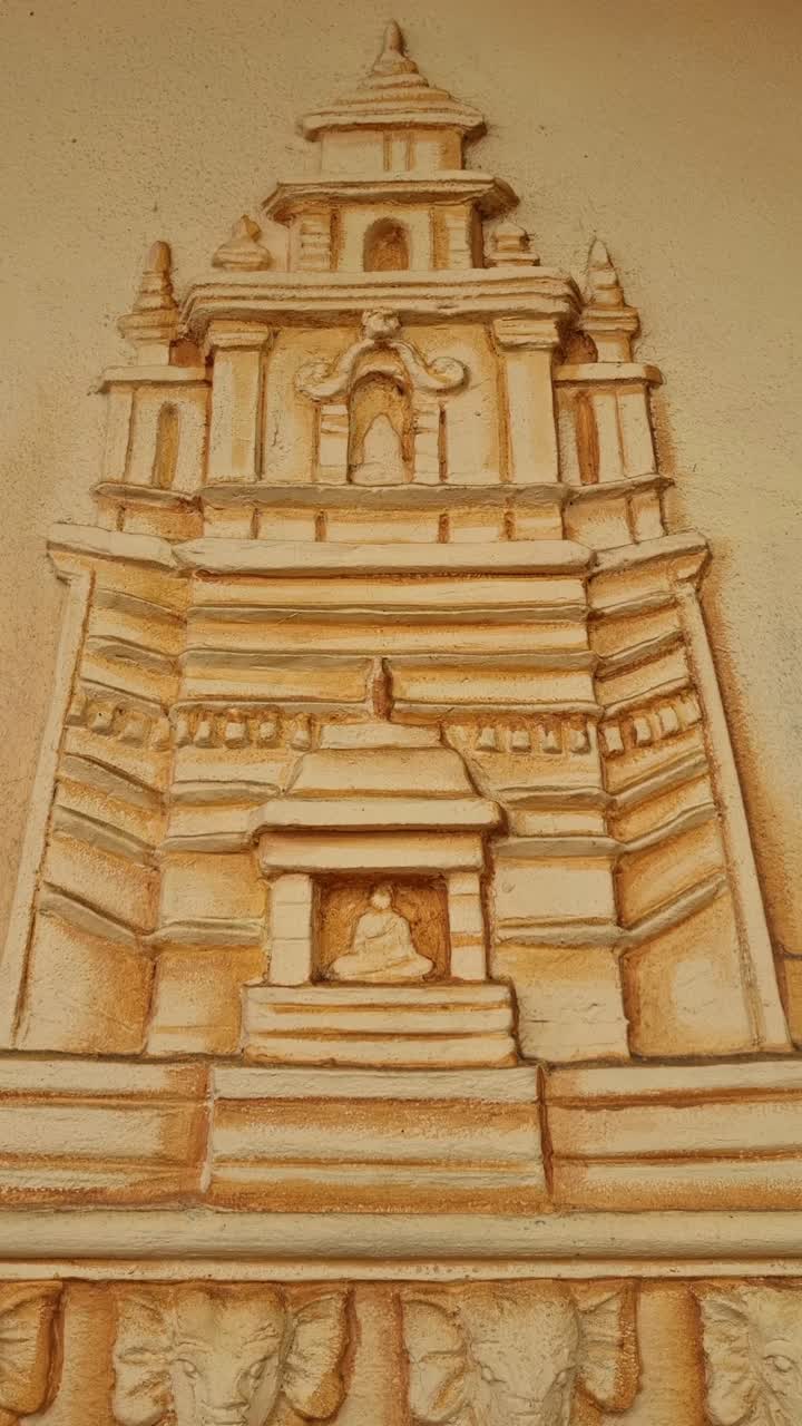 Splendida scultura di stupa, probabilmente scolpita in arenaria, presso il Paravi Duwa Raja Maha Viharaya, un tempio buddista su una piccola isola al largo della costa di Matara, nello Sri Lanka meridionale