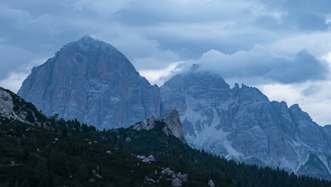 Sensación-De-Mal-Humor-En-Las-Montañas-Dolomitas-Con-Nubes-Fluidas,-Lapso-De-Tiempo