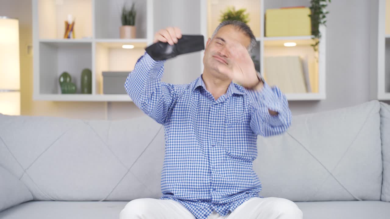 재정 위기를 겪고 있는 사람.