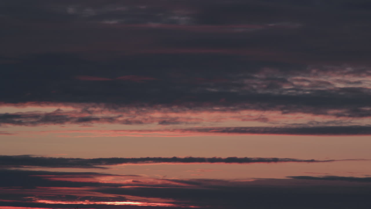 lapso de tiempo de hermosas nubes escénicas que se mueven rápidamente después de la puesta del sol, plano medio