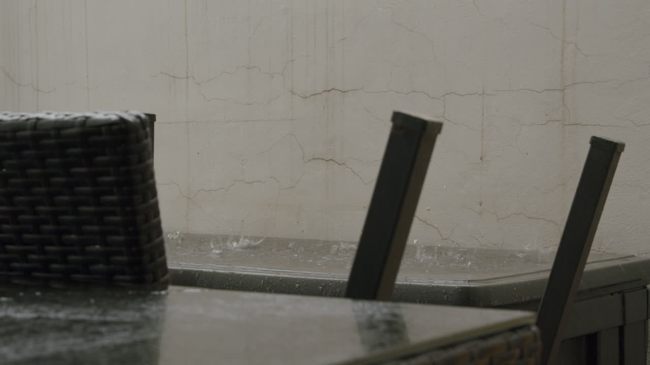 가구와 함께 발코니에 아지는 가을 비