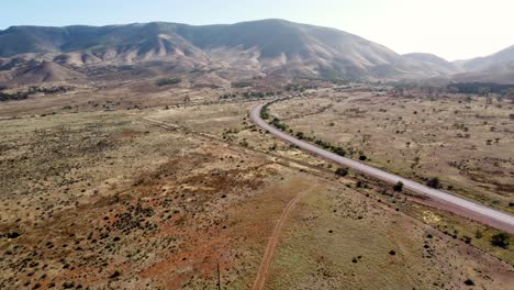 Luftdrohne-Landschaft-Flinders-Ranges-Berge-Autobahn-Straßen-Landschaft-Outback-Adelaide-Port-Augusta-Reisen-Tourismus-Südaustralien-4k