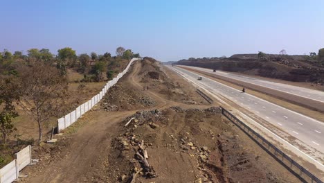 Motorräder-Fahren-Auf-Der-Neuen-Straße-Während-Der-Untersuchung-Für-Pipelinearbeiten