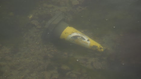 Cono-De-Tráfico-Bajo-El-Agua-En-El-Puerto-De-Falmouth-Bajo-El-Agua